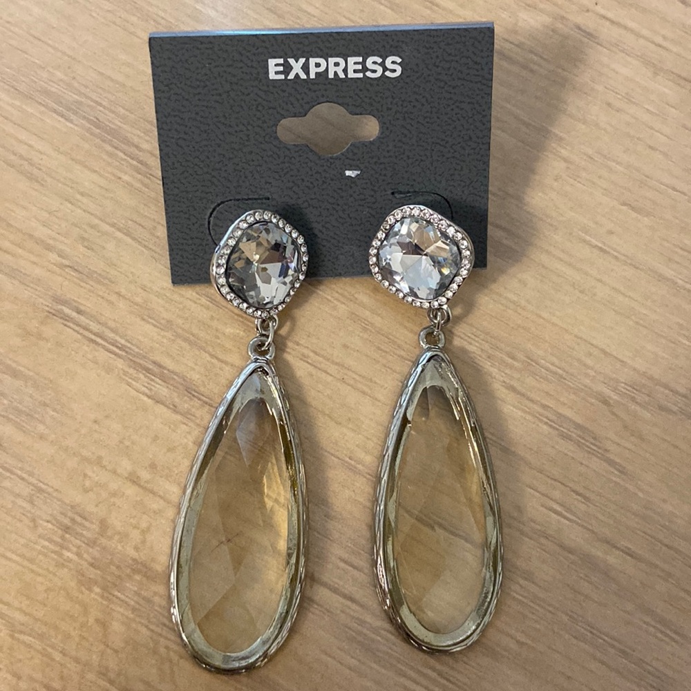 Pretty earrings that are gold and silver